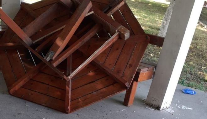 Parc vandalizat în oraşul Năvodari. Primăria va lua măsuri - parcvandalizatnavodaribun-1626803284.jpg
