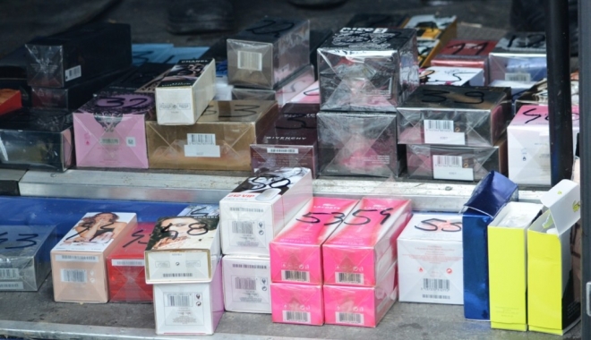 Parfumuri confiscate la Vama Veche. Sunt susceptibile a fi contrafăcute - parfumuri-1493287487.jpg