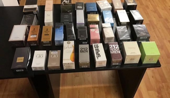 Zeci de parfumuri contrafăcute, vândute de un bărbat la Mangalia - parfumuri-1499156610.jpg