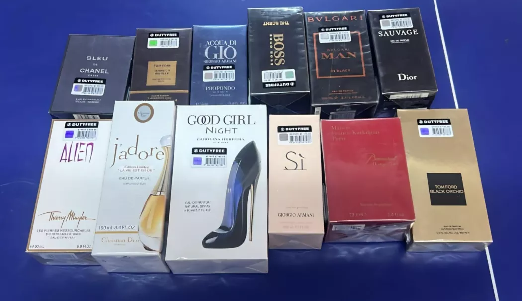 Parfumuri contrafăcute, vândute în municipiul Constanța. Jandarmii au intrat pe fir - parfumuri-cotrafacute-confiscate-1765784957.webp