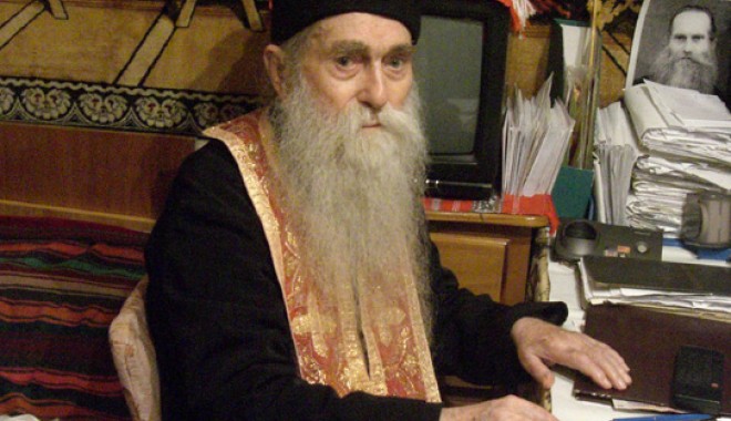 Părintele arhimandrit Arsenie Papacioc a trecut la Domnul - parintele-1311144333.jpg