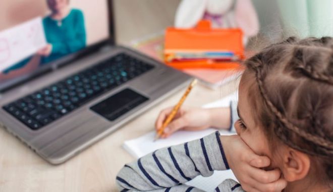 Părinţii sunt îngrijoraţi de consecinţele şcolii online - parintiingrijorati-1605004505.jpg