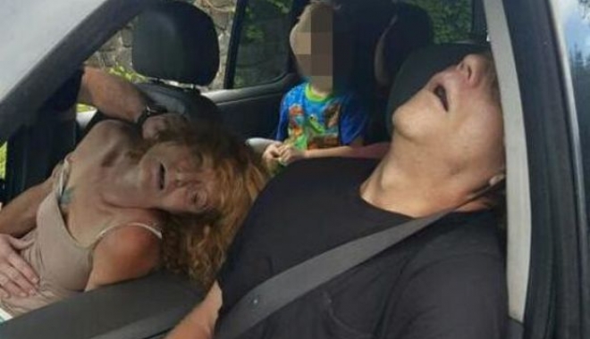 Imaginile care au îngrozit o lume întreagă. Cum au fost găsiți părinții unui copil de 4 ani - parintilesinatiinmasina-1473508495.jpg