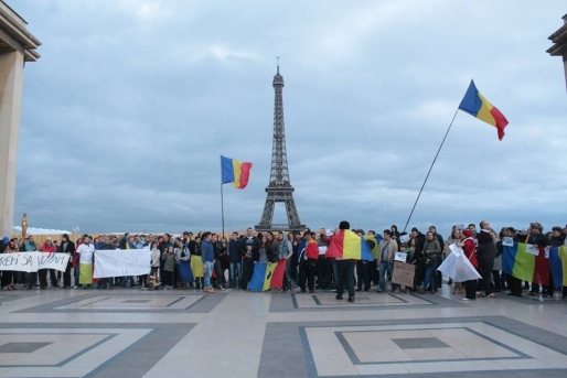 VIDEO. Stau cu miile la cozi! Românii din Paris așteaptă ore în șir să voteze! - paris-1416132119.jpg