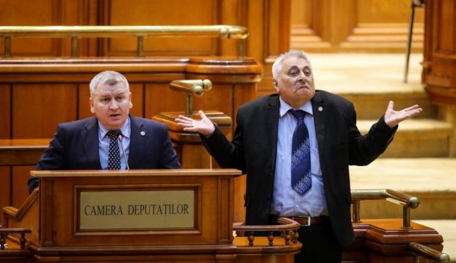 Schimb de jigniri în Parlament - parl-1576669471.jpg