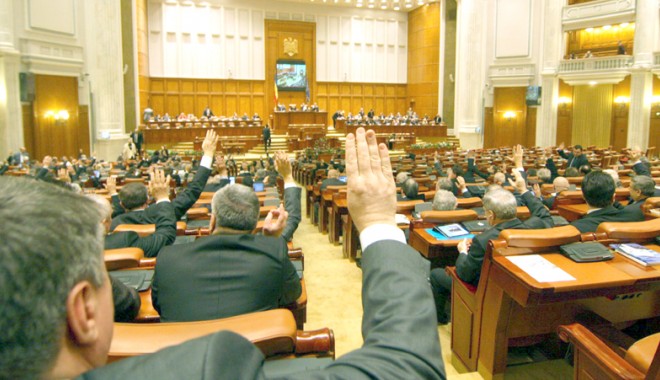 Parlamentul vrea mai multe zile libere pentru români. Ce alte sărbători ar putea deveni legale - parlamentarii-1390242422.jpg