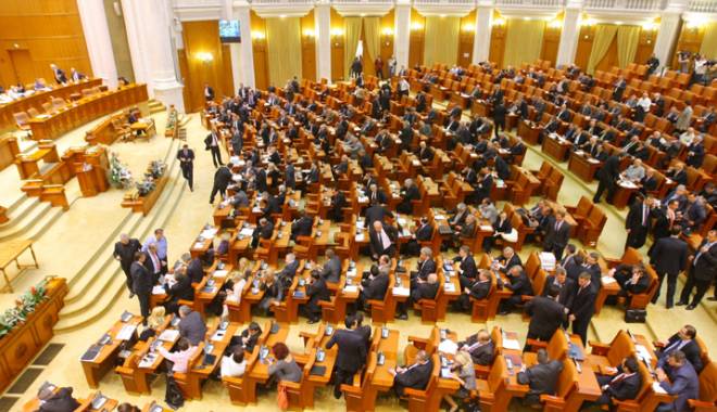 Parlamentarii și-au votat pensiile speciale.  Câți bani vor primi - parlamentariisiauvotatpensiile-1450198144.jpg
