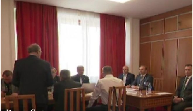 Cum au sărbătorit parlamentarii cu pahare de vin la 10 dimineaţa. 