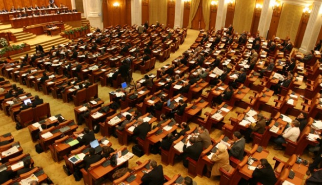 Deputații depun jurământul și aleg președintele forului - parlamentesuat08224200-1355989085.jpg