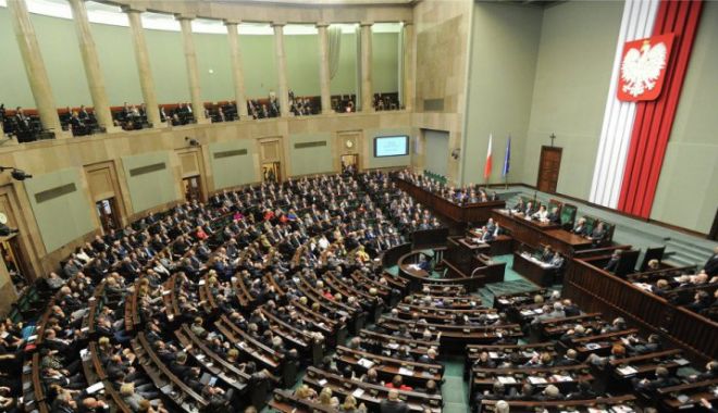 Sub presiunea populației, parlamentarii își votează reducerea salariilor - parlamentpolonia16476700-1526025171.jpg