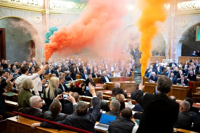 Fumigene în Parlamentul Ungariei împotriva interzicerii paradelor gay - parlamentul-budapesta-1742374215.jpg