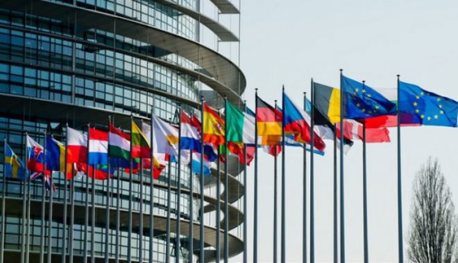 Alertă de apă contaminată în Parlamentul European: sticlele au ajuns până în birourile liderilor politici
