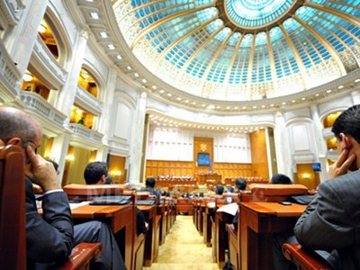 Iată ce salarii au funcționarii din ministere - parlamentulromaniei-1368264521.jpg
