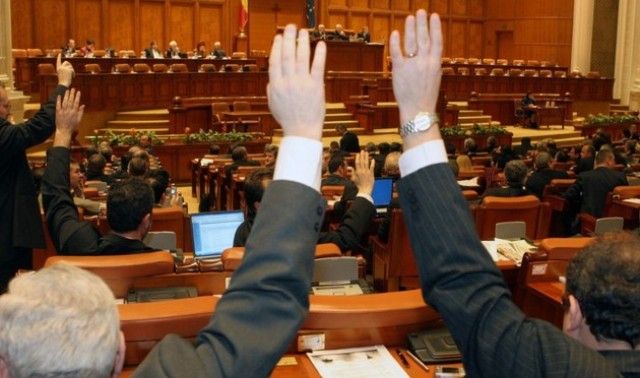 "Norocoșii" de la stat. Cine scapă și cu pensie, și cu salariu