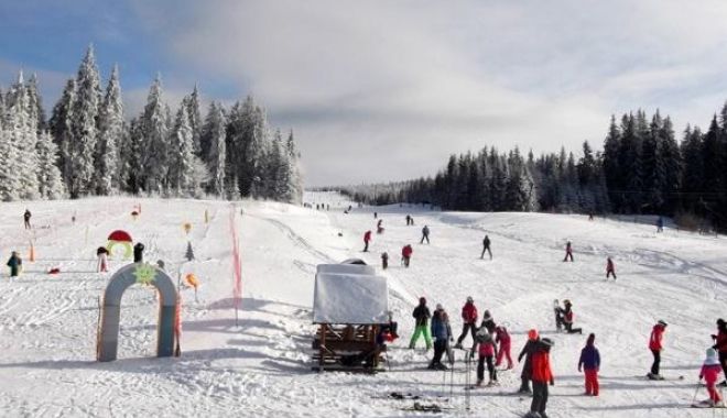 Minivacanța de 1 decembrie se va putea petrece la schi. Administratorii spun că pârtiile îi așteaptă pe turiști