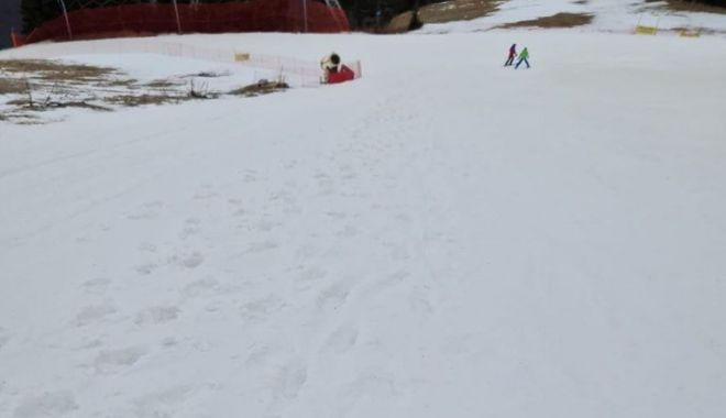 Turiştii din Poiana Braşov, rugaţi să nu mai coboare în bocanci pe pârtie