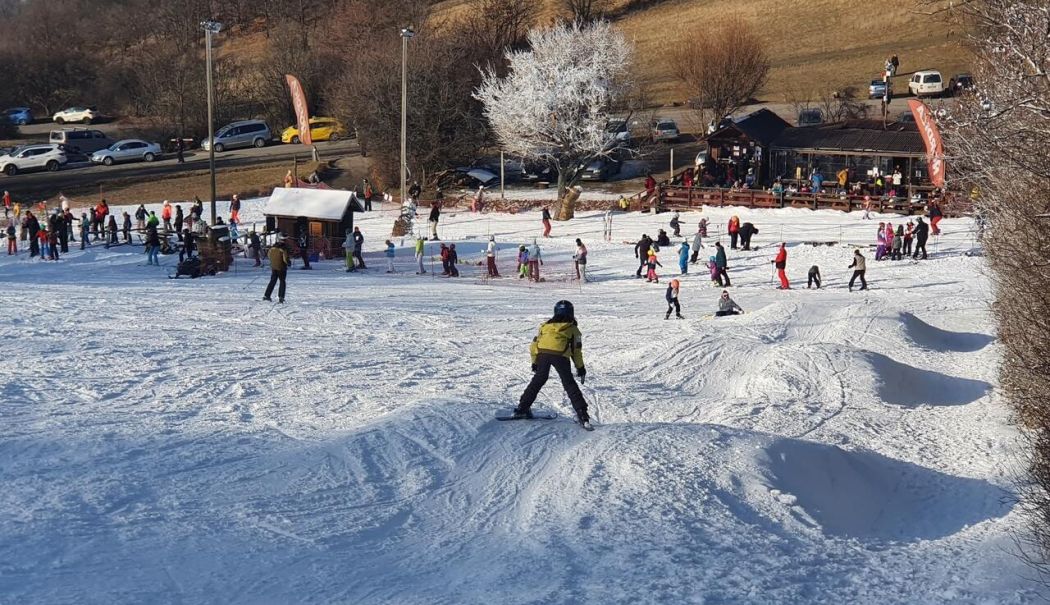 Sute de turiști au luat cu asalt pârtiile în ultimul weekend de dinaintea Crăciunului