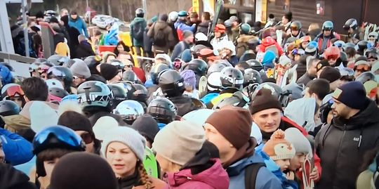Administratorii pârtiilor raportează „cifre istorice”. Zeci de mii de turiştise află pe pârtiile de pe Valea Prahovei şi Braşov