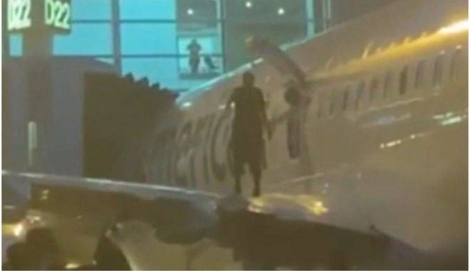 Un pasager a sărit pe aripa unui avion, la scurt timp după ce aeronava a aterizat pe aeroport - pasager-1633023629.jpg