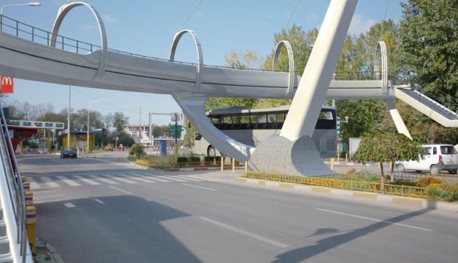 Trafic blocat în stațiunea Mamaia, timp de două zile! - pasarela-1399668147.jpg