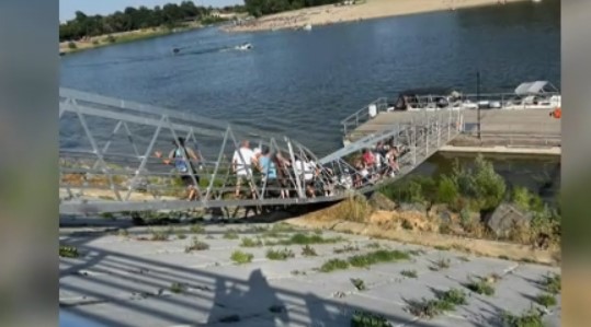 Momente de panică după ce o pasarelă s-a prăbușit sub turiști. Mai mulți copii au ajuns la spital - pasarela-prabusita-1782729802.webp