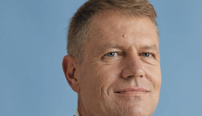 Cartea lui Iohannis, cel mai vândut volum online - pascupasklausiohannis-1416470933.jpg
