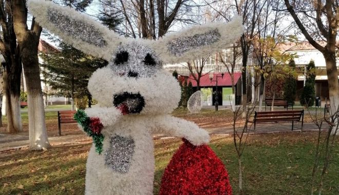Sărbători doi în unu! Decoraţiuni de Crăciun şi de Paşte, amplasate într-un parc din Motru - paste-1668794739.jpg