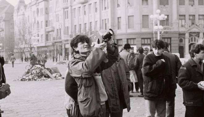 Imagini document / 25 DE ANI DE LA REVOLUȚIE - 22 decembrie 1989: Fuga lui Ceaușescu și zeci de mii de oameni în stradă, sub tiruri de gloanțe - patru-1419246809.jpg