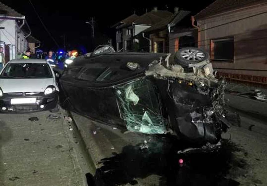 Patru tineri au fost grav răniți într-un accident, după ce mașina lor s-a răsturnat