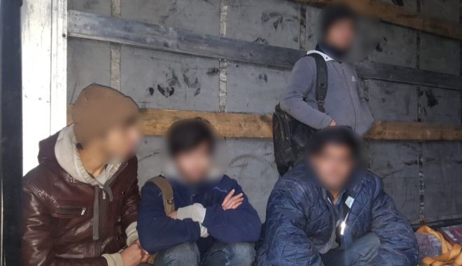 Patru cetățeni afgani, opriți să intre ilegal în Romania la P.T.F. Negru Vodă - patrucetateni-1542968709.jpg