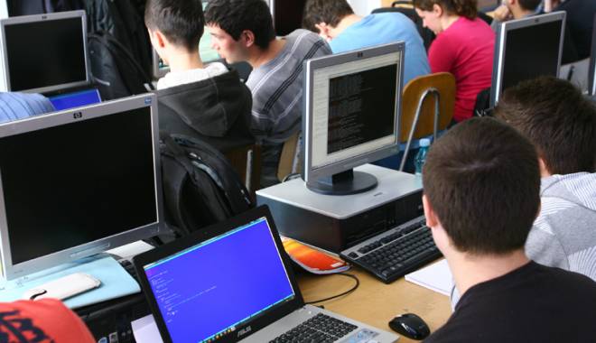 Patru medalii pentru olimpicii  la Informatică - patrumedalii-1438525666.jpg