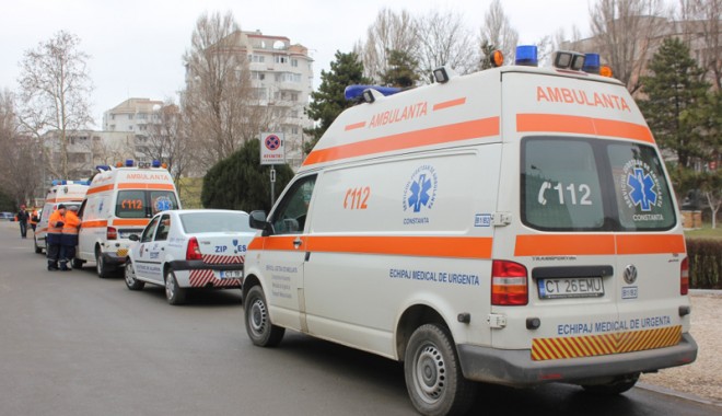 Patru tineri care stăteau pe trotuar, loviți de mașină - patrutinericarestateaupetrotuar-1408384149.jpg