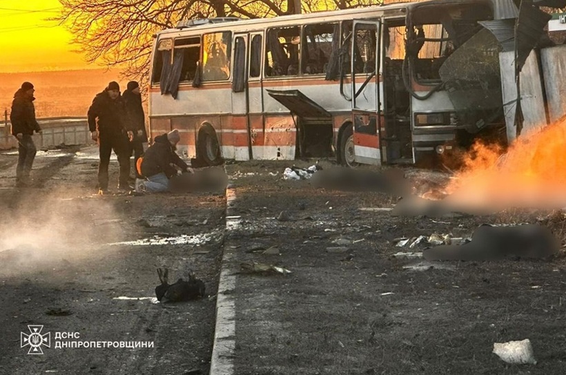 Cel puţin 12 morţi şi şase răniţi în Ucraina, într-un atac cu dronă asupra unui autobuz - pavlogradautobuzmineritw-1770027417.webp