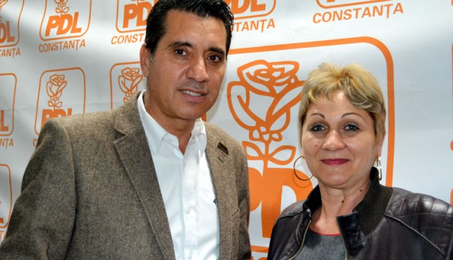 Chiru pariază  pe profesoara Marina Iordache la Primăria Rasova - pdlarecandidatlarasova-1397394865.jpg