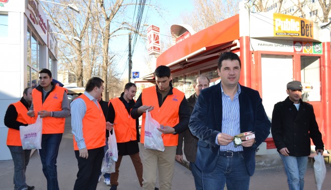 Consilierul local Iustin Fabian Roman a dăruit mărțișoare și ghiocei împreună cu tinerii din PDL - pdlmartisoare-1362306028.jpg
