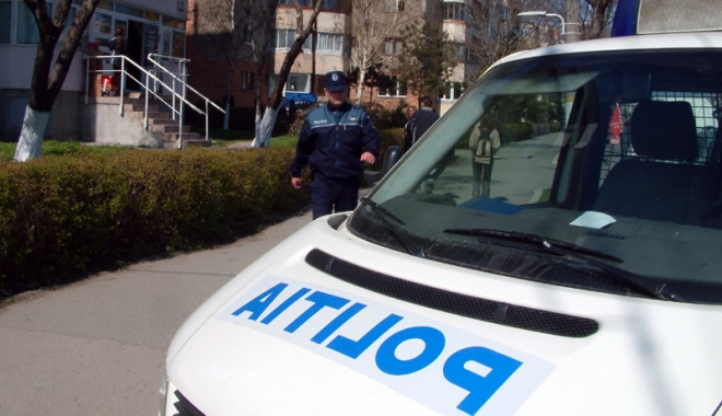 Flagrant la Constanța / Trei tineri, prinși în timp ce ridicau un colet plin de cannabis - pecinemaiaresteaza1477499785-1479469906.jpg