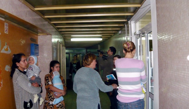 70 de copii internați în Spitalul județean primesc dulciuri și jucării - pediatrie1331143599-1369990746.jpg