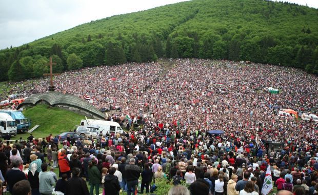 Peste 125.000 de pelerini asistă la slujba de Rusaliile catolice, pe muntele Șumuleul Mic - pelerin-1338039554.jpg