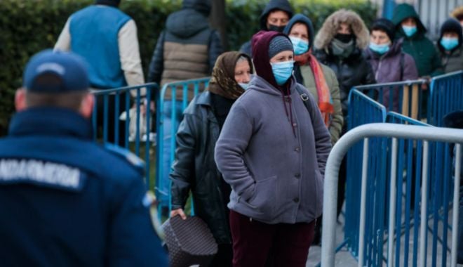 Mii de credincioși la cel mai mare pelerinaj din țară: A 4-a zi la moaștele Sfintei Parascheva de la Iași - pelerinaj-1633965997.jpg