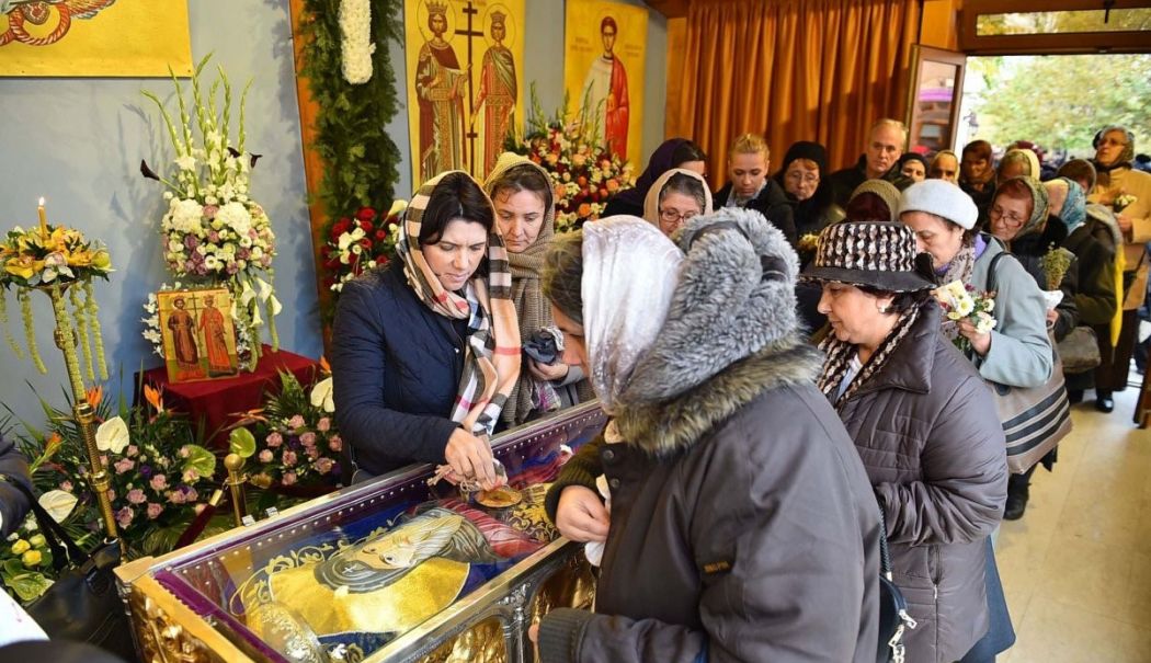 Zeci de mii de credincioși, în pelerinaj la racla cu moaștele Sfântului Dimitrie. Coada se întinde pe 2 kilometri - pelerinajulcumoastelecuviosuluid-1729939456.jpg