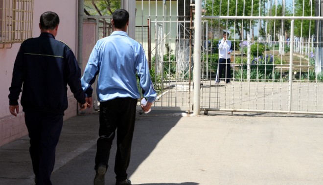 Percheziții la Penitenciarul Poarta Albă. Capturile sunt impresionante - penitenciartelefoane-1382891079.jpg