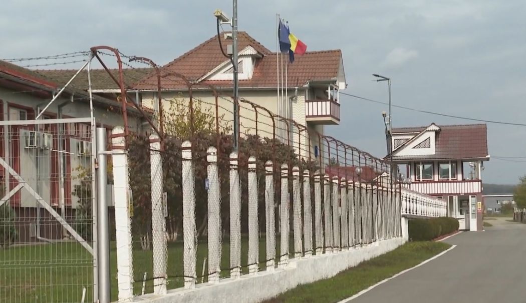 Mită pentru libertate! Un agent de poliţie penitenciară primea bani în schimbul eliberării unui deţinut - penitenciarulbistrita-1731508995.jpg