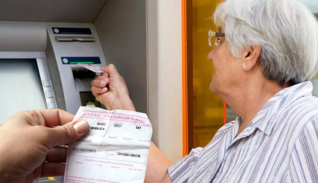 Foto - Anunț important pentru pensionari. Pensiile intră mai devreme pe card luna aceasta