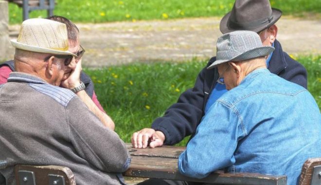Pensionarii cu venituri mici nu vor primi majorarea promisă de Guvern. Măsura a fost abandonată - pensie-1663001684.webp
