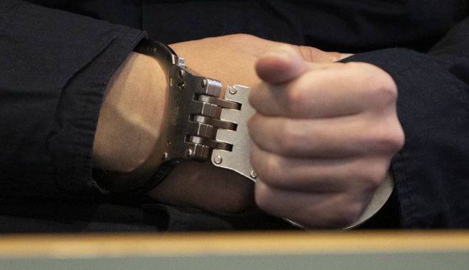 Un pensionar de 83 de ani s-a îndrăgostit de chiriaşa de 30 de ani şi i-a ameninţat iubitul cu un pistol - pensie-1668431536.jpg