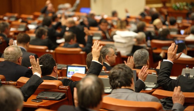 Pensiile speciale, adoptate de Parlament - pensii-1450170073.jpg