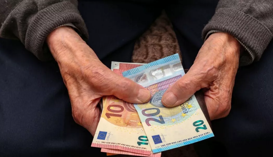Bulgarii au primit primele pensii în euro. "Problema nu e moneda, ci suma primită"