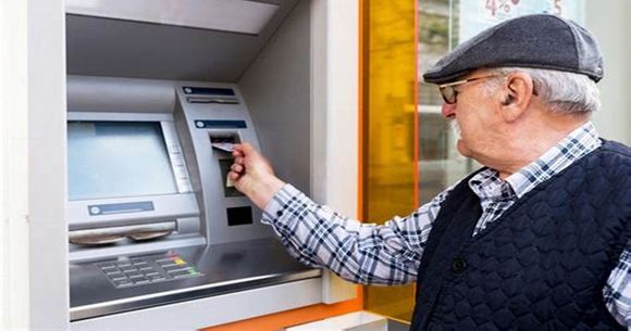 Veste bună pentru pensionarii care primesc pensia pe card bancar
