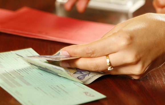VEȘTI BUNE! Poșta Română a început distribuirea pensiilor pe luna decembrie și a altor ajutoare sociale - pensiipostaromana1-1450104303.jpg