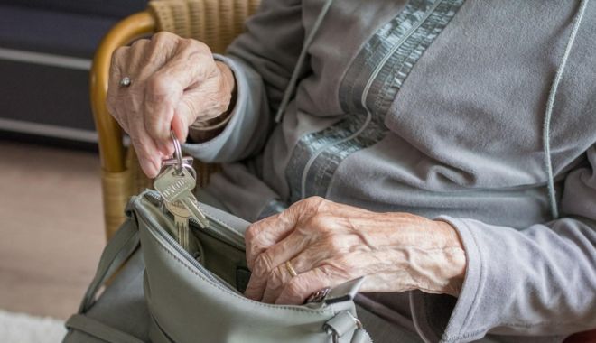 În timp ce numeroși românii se zbat în sărăcie, primarii pregătesc cardurile pentru pensiile speciale - pensionar-1637501744.jpg